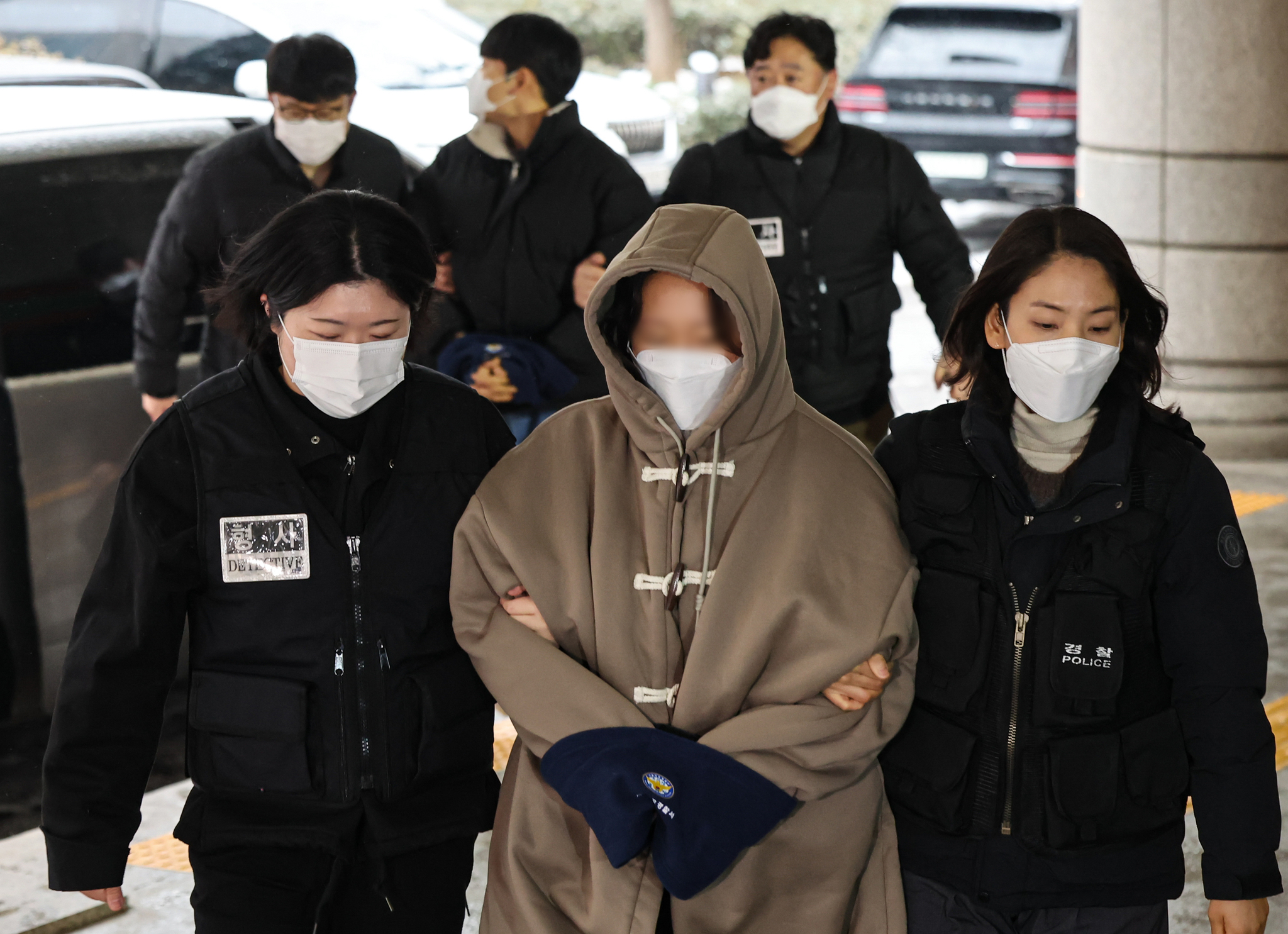 지난해 1월 9일 윤석열 전 대통령의 퇴진과 김건희 여사 특검을 주장하며 용산 대통령실에 기습적으로 진입했다가 연행된 한국대학생진보연합 회원들이 서울 마포구 서울서부지방법원에서 열린 영장실질심사에 출석하고 있다. 뉴스1