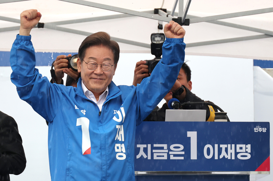 이재명 더불어민주당 대선 후보가 16일 전북 전주시 전북대학교 후문에서 열린 집중유세에서 연설을 마치고 두 손을 번쩍 들어보이고 있다.김성룡 기자