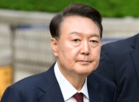 12·3 비상계엄 사태와 관련해 내란 우두머리 혐의 등으로 기소된 윤석열 전 대통령이 지난 12일 서울 서초구 서울중앙지방법원에서 열린 3차 공판을 마친 뒤 법원을 나서고 있다. 사진공동취재단