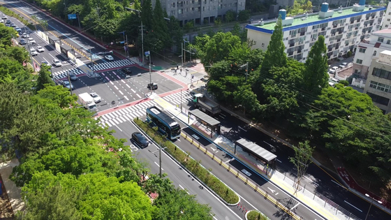 지난해 5월 전국 최초로 경남 창원에 설치된 S-BRT(고급형 간선급행버스체계) 구간의 버스 전용 차로 위를 시내버스가 달리고 있다. 사진 창원시