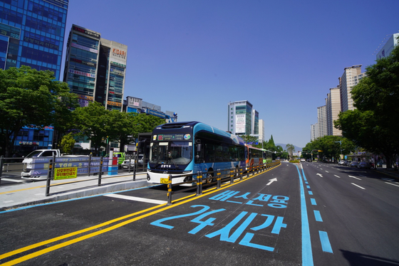 지난해 5월 전국 최초로 경남 창원에 설치된 S-BRT(고급형 간선급행버스체계) 구간의 버스 전용 차로 위를 시내버스가 달리고 있다. 사진 창원시