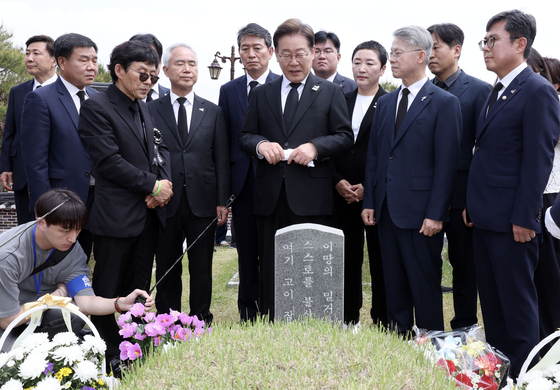 이재명 더불어민주당 대선 후보가 17일 오후 광주광역시 북구 국립 5.18 민주묘역 내 김동수 열사 묘역에서 참배하고 있다. 김성룡 기자