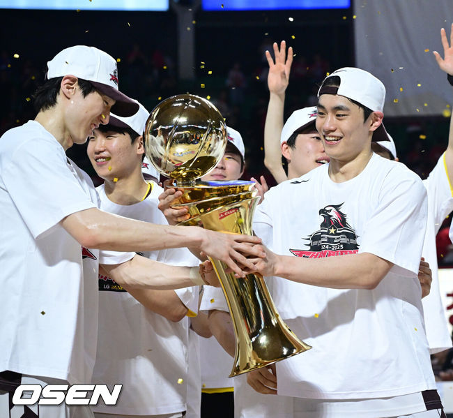 [OSEN=잠실학생체, 최규한 기자] 창원 LG가 창단 첫 우승의 영광을 쏘아 올렸다.창원 LG는 17일 서울잠실학생체육관에서 열린 2024-2025 KCC 프로농구 챔피언결정전 7차전서 서울 SK에 62-58로 승리했다.이날 승리로 LG는 지난 1997-1998 KBL 참가 후 창단 처음으로 챔피언결정전 정상에 올랐다.챔피언 결정전 우승을 거머쥔 LG 유기상과 정인덕과 기뻐하고 있다. 2025.05.17 / dreamer@osen.co.kr