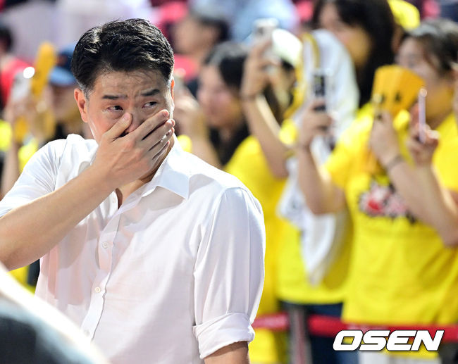 [OSEN=잠실학생체, 최규한 기자] 창원 LG가 창단 첫 우승의 영광을 쏘아 올렸다.창원 LG는 17일 서울잠실학생체육관에서 열린 2024-2025 KCC 프로농구 챔피언결정전 7차전서 서울 SK에 62-58로 승리했다.이날 승리로 LG는 지난 1997-1998 KBL 참가 후 창단 처음으로 챔피언결정전 정상에 올랐다.챔피언 결정전 우승을 거머쥔 LG 조상현 감독이 눈물을 흘리고 있다. 2025.05.17 / dreamer@osen.co.kr