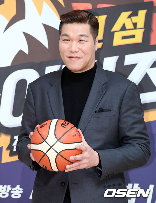 [OSEN=조은정 기자] 9일 오후 서울 양천구 목동 SBS 에서 SBS 새 예능 ‘진짜 농구, 핸섬타이거즈’ 제작발표회가 열렸다.방송인 서장훈이 포즈를 취하고 있다. /cej@osen.co.kr