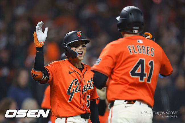 [사진] 샌프란시스코 이정후(왼쪽)가 8회 홈런을 친 윌머 플로레스를 환영하고 있다.  ⓒGettyimages(무단전재 및 재배포 금지)