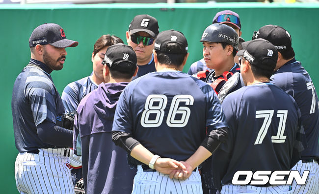 [OSEN=부산, 이석우 기자] 18일 부산 사직야구장에서 2025 신한 SOL 뱅크 KBO 리그 롯데 자이언츠와 삼성 라이온즈의 경기가 열린다. 홈팀 롯데는 데이비슨, 방문팀 삼성은 이승현이 선발 출전한다.롯데 자이언츠 새 외국인 투수 감보아가 불펜에서 투구를 마치고 얘기하고 있다. 2025.05.18 / foto0307@osen.co.kr