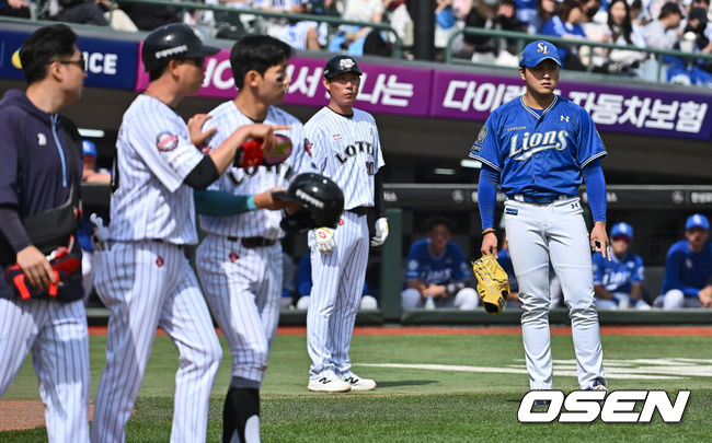 [OSEN=부산, 이석우 기자] 18일 부산 사직야구장에서 2025 신한 SOL 뱅크 KBO 리그 롯데 자이언츠와 삼성 라이온즈의 경기가 열렸다. 홈팀 롯데는 데이비슨, 방문팀 삼성은 이승현이 선발 출전했다.삼성 라이온즈 이승현이 5회말 롯데 자이언츠 장두성의 머리를 맞추고 당황해 하고 있다. 2025.05.18 / foto0307@osen.co.kr