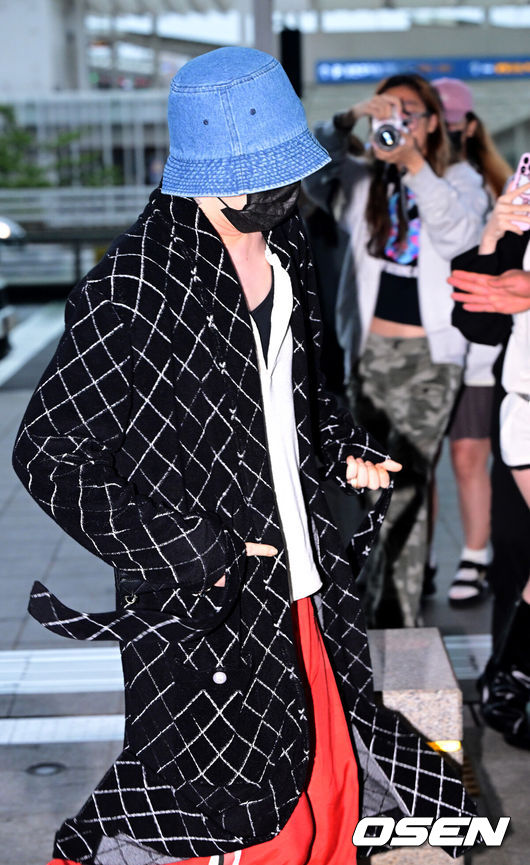 [OSEN=인천공항, 최규한 기자] 가수 지드래곤(GD)가 16일 오후 해외 일정 참석을 위해 인천공항을 통해 필리핀 마닐라로 출국했다.GD는 ’지드래곤 2025 월드투어 [위버맨쉬](G-DRAGON 2025 WORLD TOUR [bermensch])- 불라칸’을 통해 팬들을 만날 예정이다.가수 지드래곤이 출국장으로 향하고 있다. 2025.05.16 / dreamer@osen.co.kr
