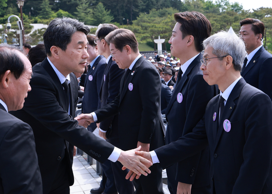이주호 대통령 권한대행 부총리 겸 교육부 장관과 민주노동당 권영국 대선 후보가 18일 광주광역시 북구 국립 5·18민주묘지에서 열린 5·18민주화운동 45주년 기념식에서 인사하고 있다. 연합뉴스