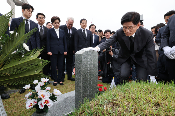 김문수 국민의힘 대선 후보가 17일 광주 북구 국립 5·18 민주묘지를 찾아 무명열사의 묘역에서 참배하고 있다. 연합뉴스