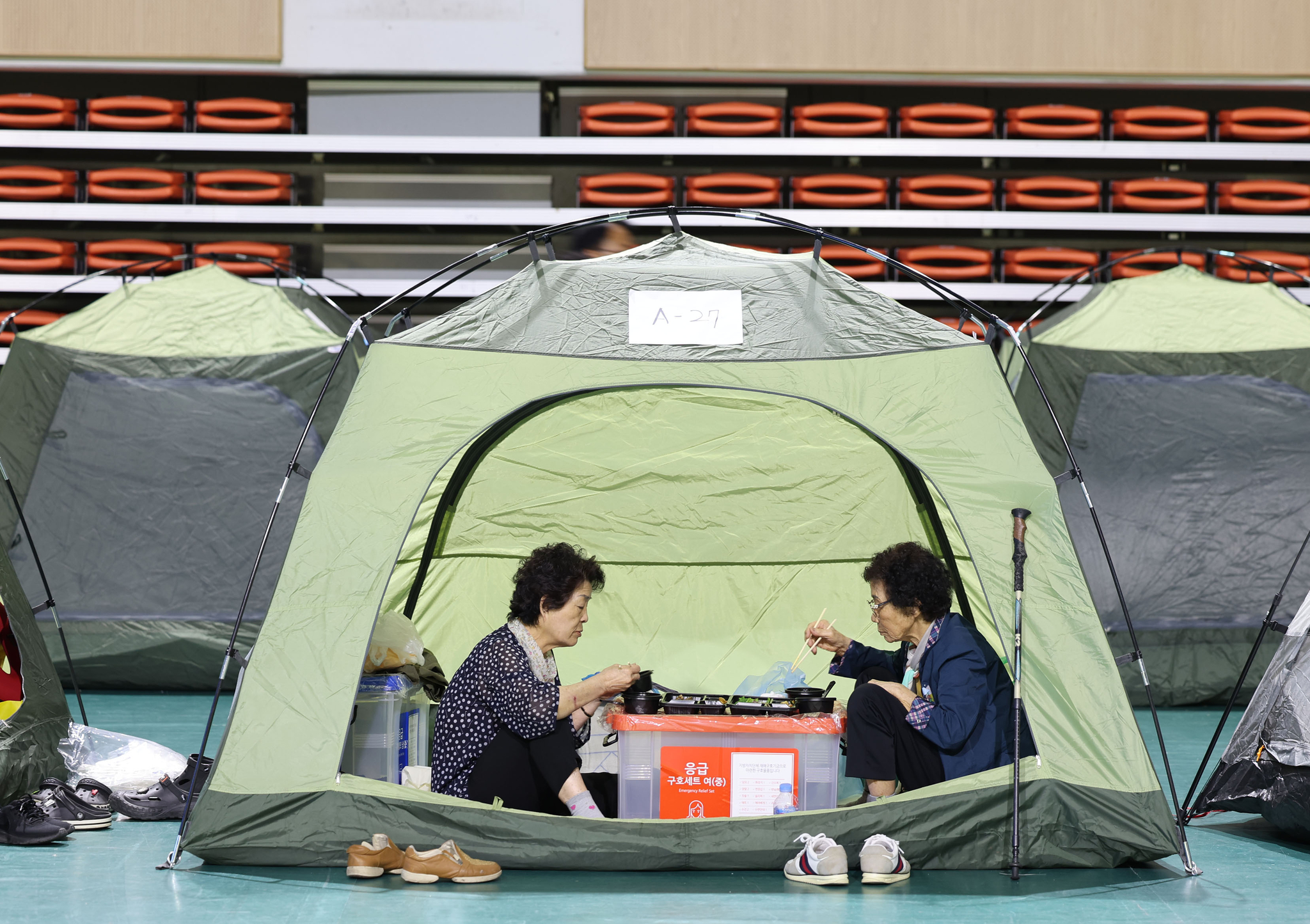 금호타이어 광주공장 화재로 광주 남구 광주여대 체육관에 마련된 피해 주민을 위한 대피소에서 주민들이 아침식사를 하고 있다. 뉴스1