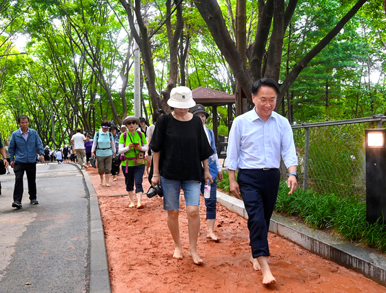 서울 서대문구 안산 황톳길을 이성헌 구청장(오른쪽)과 주민들이 걷고 있다. 안산 황톳길의 누적 방문객은 84만명을 넘어섰다. 사진 서울 서대문구