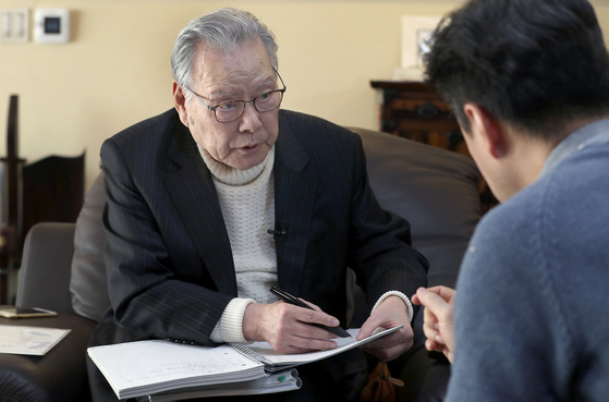 마주 앉은 이어령 선생이 나에게 물었다. "삶은 이별이 먼저인가, 아니면 만남이 먼저인가." 지금도 그 질문을 떠올릴 때마다 나에게는 메멘토 모리의 메시지가 되어 다가온다. 중앙포토