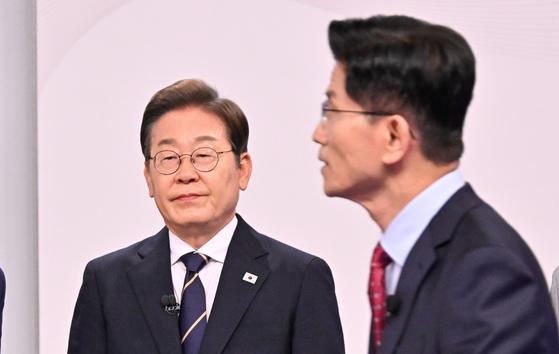 김문수 국민의힘 대선후보(오른쪽)가 18일 서울 마포구 SBS프리즘타워에서 열린 중앙선거방송토론위원회 주관 제21대 대통령선거 후보자토론회에 참석하고 있다. 왼쪽은 이재명 더불어민주당 대선후보. 국회사진기자단