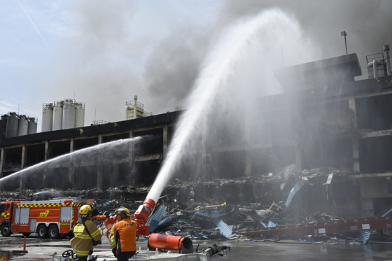 18일 오전 광주 광산구 소촌동 금호타이어 광주공장 화재 현장에서 소방 당국이 이틀째 진화 작업을 벌이고 있다. 뉴시스