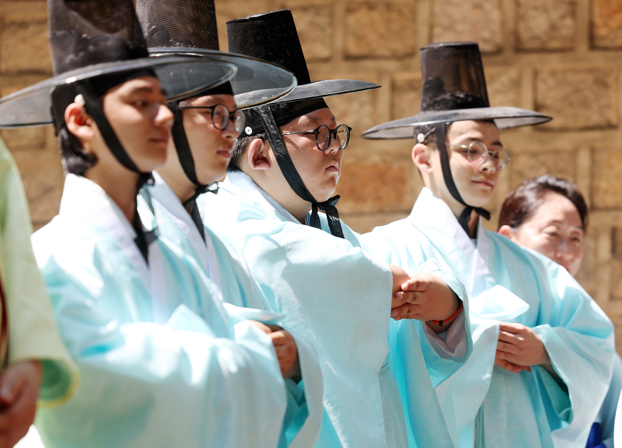 서울시 성년의 날 축제에서 청소년들이 전통성년례를 재현하고 있다. 뉴시스