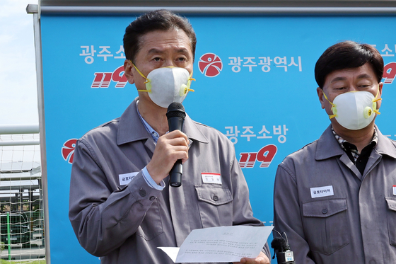 타이어공장 화재 발생 이틀째인 18일 광주 광산구 금호타이어 광주공장에서 정일택 금호타이어 대표(왼쪽)가 사과문을 발표하고 있다. 연합뉴스