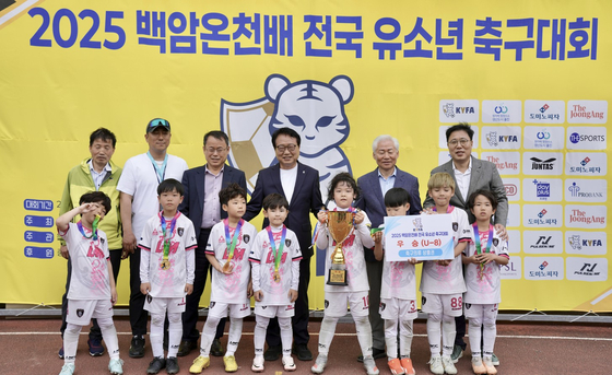 제6차 KYFA컵 백암온천배가 한국유소년축구협회 주최 울진군 체육회와 온정면 체육회 주관으로 성황리에 개최됐다. 대회 현장을 방문해 축구 꿈나무들을 격려한 손병복 울진군수(오른쪽 3번째), 이용신 울진군체육회장(오른쪽 2번째),배경환 온정면장(왼쪽 3번째). 사진 한국유소년축구협회