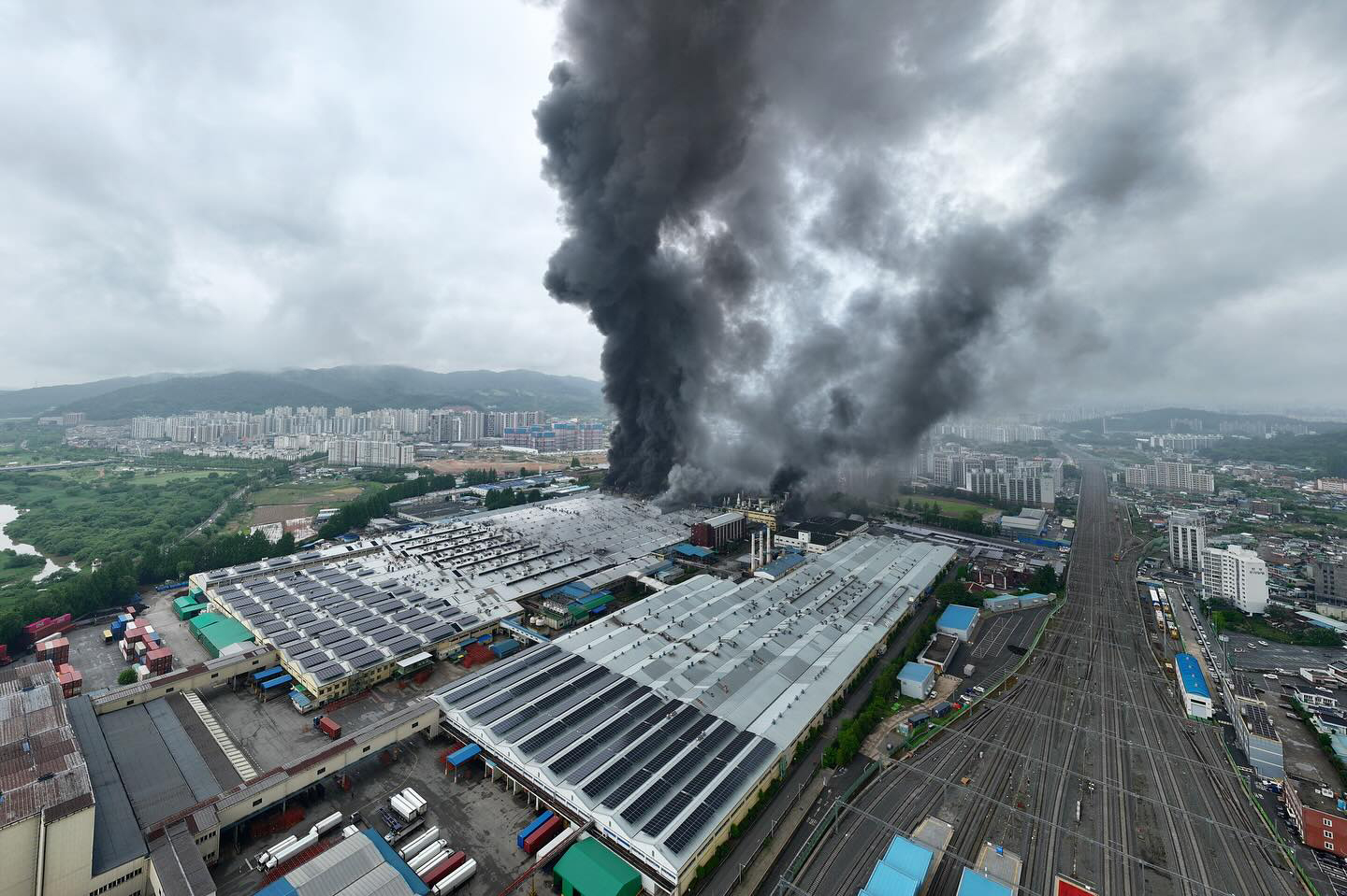 17일 오전 발생한 광주 광산구 소촌동 금호타이어 광주공장 화재 모습. 사진 광산구