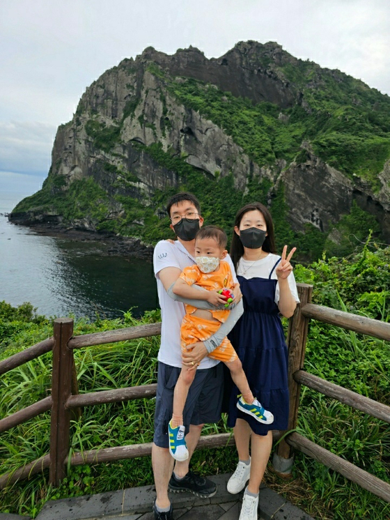 대구 달서구가 2018년 6월 이월드에서 주최한 미혼남녀 결혼 장려 프로그램 ‘사랑은 롤러코스터를 타고’에서 만나 그해 11월 결혼한 김민기(36)·신선아(36)씨 부부와 6살 아들. [사진 김민기씨] 