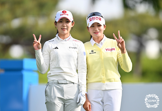 황유민이 KLPGA 두산 매치플레이 챔피언십 결승에 올라 이예원과 우승 트로피를 놓고 마지막 승부를 벌인다. 4강전 상대 노승희와 함께 포즈를 취한 황유민. 사진 KLPGA