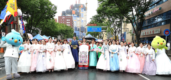 이태훈 대구 달서구청장(가운데)을 중심으로 한 달서구 퍼레이드팀이 지난 10일 대구 국채보상로에서 열린 ‘2025 파워풀대구페스티벌’ 시민퍼레이드에 ‘대한민국 결혼 1번지 달서’를 주제로 참가해 결혼의 소중한 가치를 알렸다. [사진 달서구]