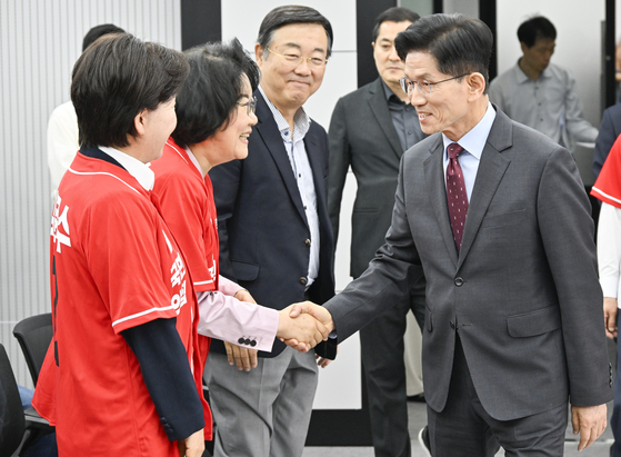김문수 국민의힘 대선후보가 18일 경제 공약 발표를 위해 서울 여의도 국민의힘 중앙당사에 들어서고 있다.연합뉴스