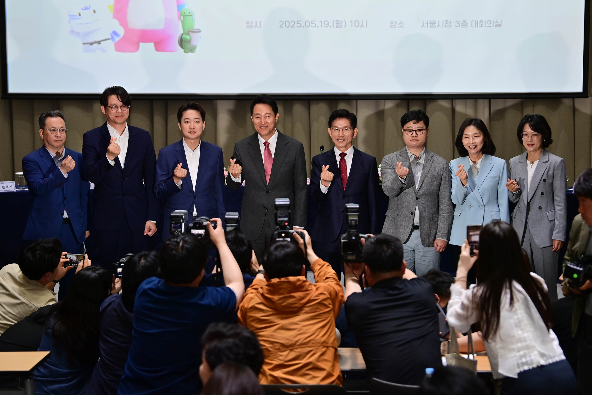 서울시청에서 열린 약자와 동행하는 서울 토론회에서 김문수 국민의힘 대선 후보와 이준석 개혁신당 대선 후보, 오세훈 서울시장 등 참석자들이 기념촬영을 하고 있다. 임현동 기자