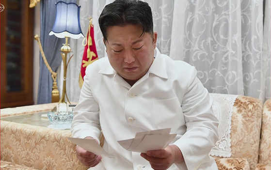 북한 조선중앙TV가 2022년 6월 방영한 현철해 국방성 총고문의 생애를 조명하는 기록영화의 한 장면. 김정은이 현철해의 사진을 보며 서럽게 울고 있다. 조선중앙TV, 연합뉴스