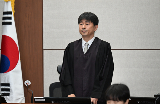 지귀연 서울중앙지법 형사합의25부 부장판사가 지난달 21일 서울 서초동 서울중앙지법에서 열린 윤석열 전 대통령의 내란 우두머리 혐의 2차 공판기일 심리를 위해 입정하고 있다. 사진공동취재단