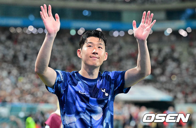 [OSEN=서울월드컵경기장, 조은정 기자] 김민재(28, 바이에른 뮌헨)가손흥민(32, 토트넘)에게 향하는 공을 깔끔하게 막아내는 장면은 쿠팡플레이 시리즈 2경기 하이라이트였다.뮌헨은 3일 오후 8시 서울월드컵경기장에서 열린 토트넘과 2024 쿠팡플레이 시리즈 2경기에서 2-1로 이겼다.1900년 창단이후 첫 방한으로 치른 경기에서 뮌헨은 승전고를 울렸다. 김민재가 손흥민을 상대로 판정승을 거뒀다.경기 종료 후 토트넘 손흥민이 팬들에게 인사를 하고 있다. 2024.08.03 /cej@osen.co.kr