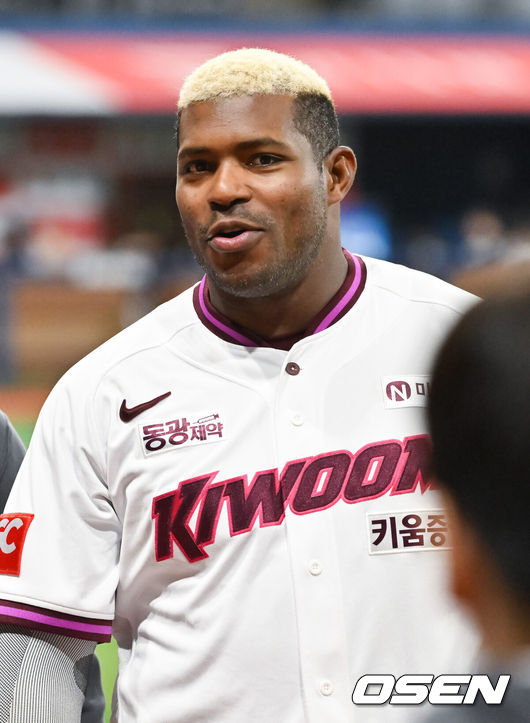 [OSEN=고척, 박준형 기자] 프로야구 키움 히어로즈가 투타 완벽한 조화를 이루며 2연패에서 벗어났다.키움은 22일 서울 고척스카이돔에서 열린 ‘2025 신한은행 SOL Bank KBO리그’ 두산 베어스와의 경기에서 5-4로 승리했다. 이날 승리로 2연패를 끊고 주중 3연전 기선 제압에 성공했다.경기종료 후 키움 푸이그가 미소 짓고 있다. 2025.04.22 / soul1014@osen.co.kr