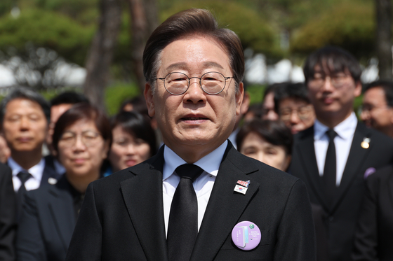 이재명 더불어민주당 대통령 후보가 18일 광주 북구 운정동 국립5·18민주묘지에서 열린 제45주년 5·18민주화운동 기념식에 참석한 후 개헌 공약에 대해 설명하고 있다. 뉴스1