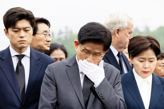 김문수 국민의힘 대선후보(가운데)가 지난 17일 오전 광주 국립5·18민주묘지에서 고(故) 박관현 민주열사의 묘를 참배하며 울먹이고 있다. 김성룡 기자