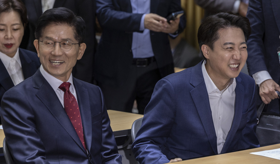 국민의힘 김문수 대선후보와 개혁신당 이준석 대선후보가 19일 서울 중구 서울시청에서 열린 '약자와 동행하는 서울 토론회'에 참석해 내빈들과 인사하고 있다. 연합뉴스