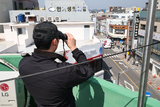 김문수 국민의힘 대선후보의 대중연설이 진행된 14일 오전 경남 진주시 진주대로 광미사거리의 한 건물 옥상에 경찰 특공대가 망원경을 보며 주변을 경계하고 있다. 임현동 기자