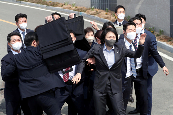 지난 2022년 3월 24일 박근혜 전 대통령이 대구 달성군 사저에 도착해 대국민 담화문을 밝히던 중 갑자기 소주병이 날아들자 경호원들이 박 전 대통령을 에워싸고 있다. 사진 속에서 경호원들이 펼쳐든 가방이 방탄 가방이다. 연합뉴스