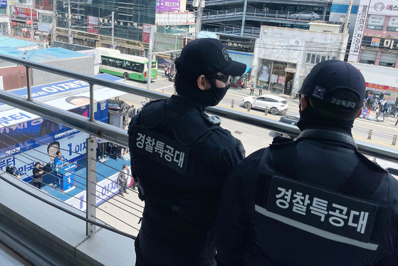 이재명 더불어민주당 대통령 후보가 경북 구미역 광장에서 집중 유세를 하는 가운데 13일 경찰특공대원들이 경호·경비 활동을 하고 있다. 뉴스1