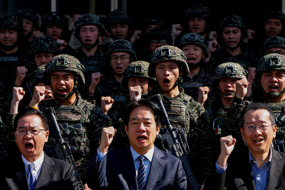 20일 라이칭더(앞줄 가운데) 대만 총통이 중국의 압박, 야권의 견제, 트럼프발 불확실성을 거치며 취임 1주년을 맞는다. 지난 3월 21일 라이 총통이 쑹산 공군기지에서 병사들과 기념사진을 찍고 있다. 로이터