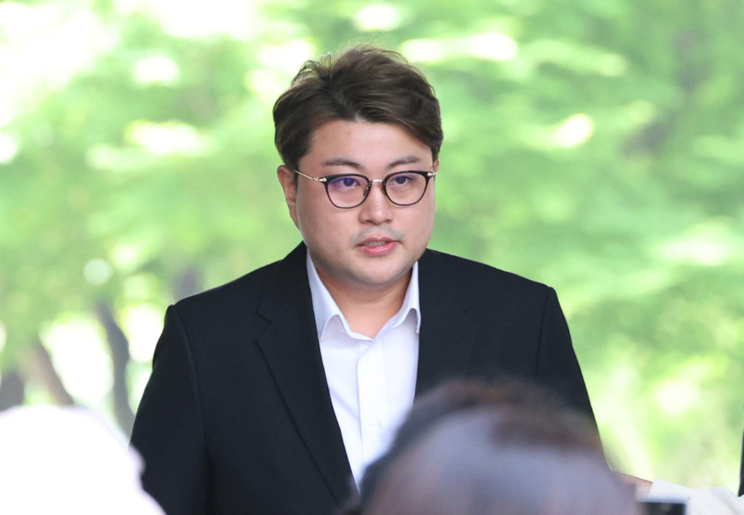 ‘음주 뺑소니’ 혐의를 받는 가수 김호중이 지난해 5월 24일 특정범죄가중처벌법상 위험운전치상·도주치상, 도로교통법상 사고 후 미조치, 범인도피방조 혐의로 서울 서초구 서울중앙지방법원에서 열린 구속 전 피의자 심문(영장실질심사)에 출석하고 있다. 뉴스1