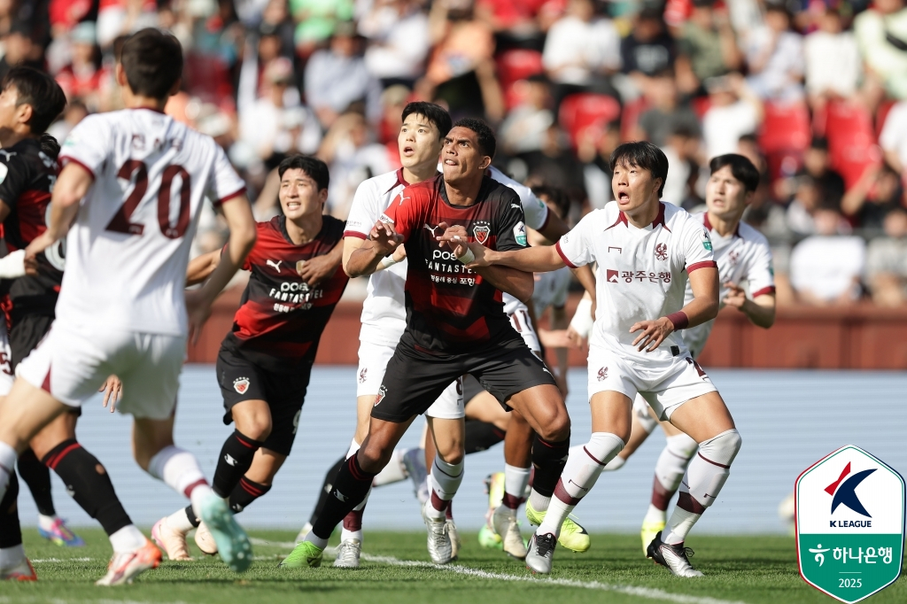 지난 18일 포항스틸야드에서 맞붙은 프로축구 광주와 포항 선수들. [사진 프로축구연맹]