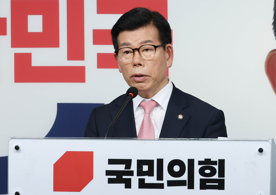 장영하 국민의힘 중앙선대위 진실대응전략단장이 18일 오후 서울 여의도 중앙당사에서 이재명 후보 관련 긴급 기자회견을 하고 있다. 임현동 기자