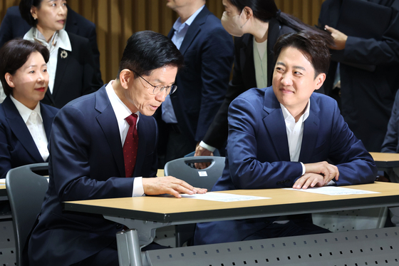 국민의힘 김문수 대선 후보와 개혁신당 이준석 대선 후보가 19일 오전 서울 중구 서울시청에서 열린 약자와 동행하는 서울 토론회에 참석해 있다. 임현동 기자 / 20250519