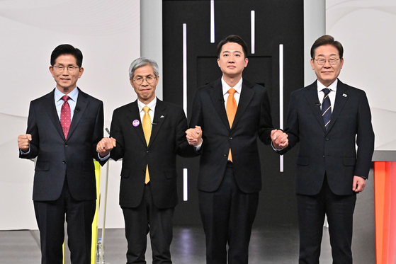 이재명 더불어민주당, 이준석 개혁신당, 권영국 민주노동당, 김문수 국민의힘 대선 후보(오른쪽 부터)가 중앙선거방송토론위원회 주관으로 18일 서울 상암동 SBS 프리즘센터 스튜디오에서 열린 제21대 대선 1차 후보자 토론회에서 기념 촬영을 하고 있다. 국회사진기자단