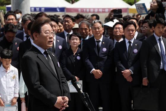 18일 광주 북구 5·18 민주묘지에서 이재명 더불어민주당 대선 후보가 제45주년 5·18 민주화운동 기념식에 참석한 뒤 기자회견을 하고 있다. 연합뉴스