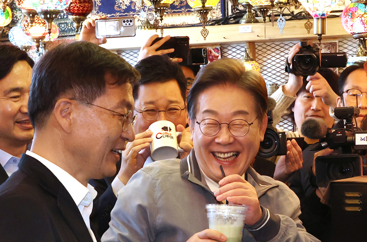 이재명 더불어민주당 대선 후보가 지난 3일 강원도 동해안 지역의 민심을 공략하기 위해 강릉 안목해변 커피거리를 찾아 음료를 마시며 대화하고 있다. 연합뉴스