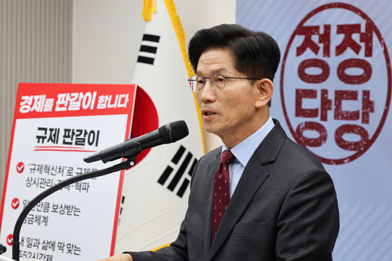 김문수 대선 후보 '경제를 판갈이 합니다!' (서울=연합뉴스) 김주형 기자 = 국민의힘 김문수 대선후보가 18일 서울 여의도 국민의힘 중앙당사에서 '경제를 판갈이 합니다-새롭게 대한민국' 경제 공약을 발표하고 있다. 연합뉴스