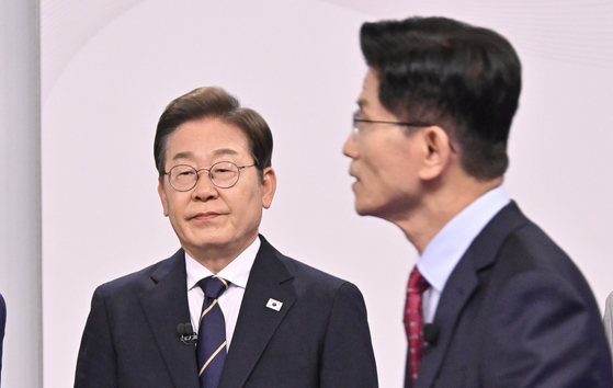 이재명(왼쪽) 더불어민주당 대선 후보, 김문수 국민의힘 대선 후보가 18일 서울 마포구 SBS프리즘타워에서 열린 중앙선거방송토론위원회 주관 제21대 대통령선거 후보자 토론회 시작에 앞서 준비하고 있다. 국회사진기자단=뉴시스