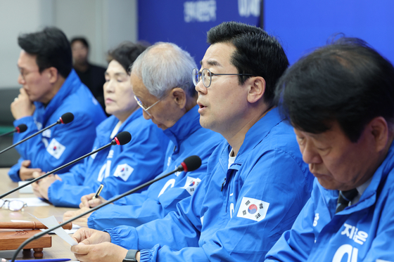 박찬대 더불어민주당 상임총괄선거대책위원장이 19일 서울 여의도 더불어민주당 당사에서 열린 중앙선거대책위원회의에서 발언하고 있다. 뉴시스